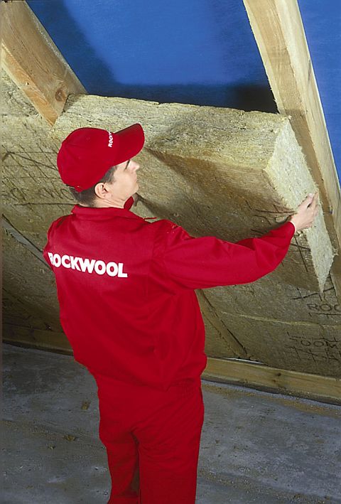 Ukadanie ocieplenia [fot.: Rockwool]