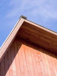 Jak zabezpieczyć drewnianą podbitkę dachową?